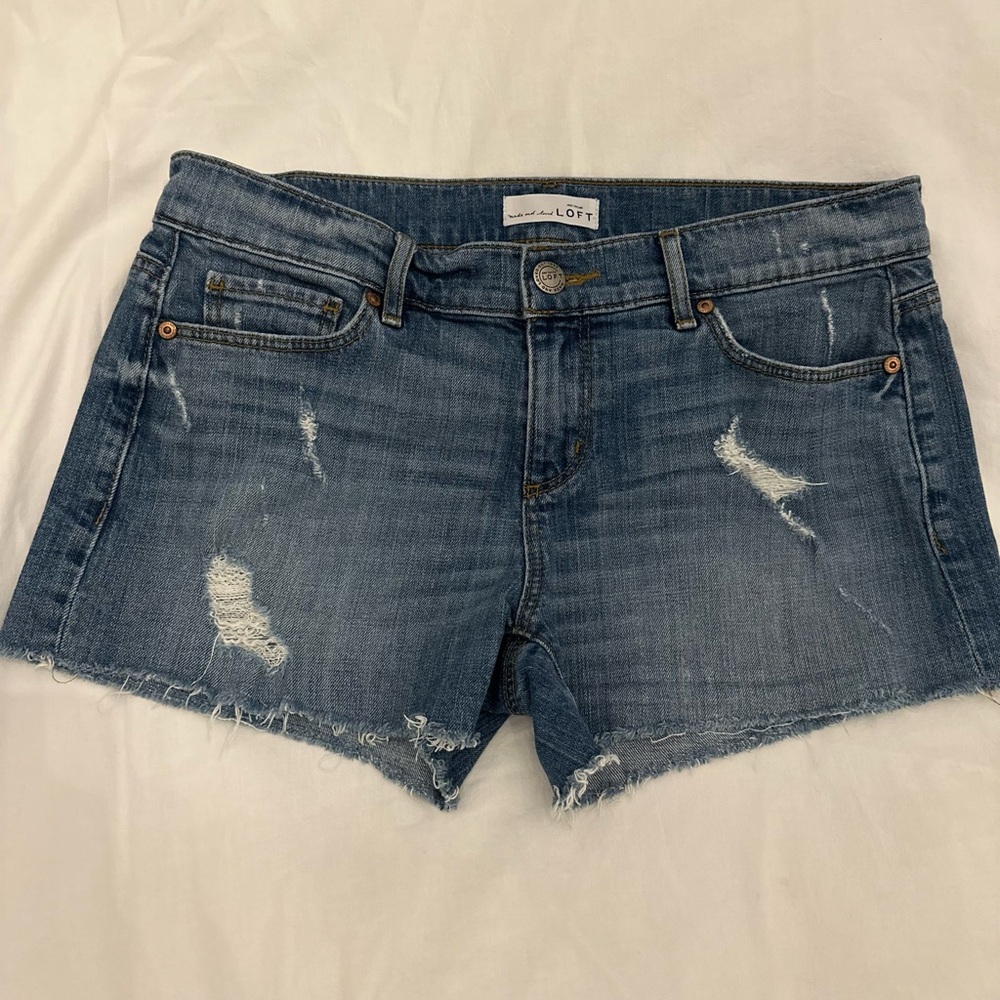 LOFT Ann Taylor Blue Trendy Distressed Jean Shorts Size 27 4 2.5” Inseam